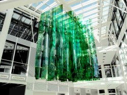 Gr&uuml;ner Kubus, h&auml;ngend